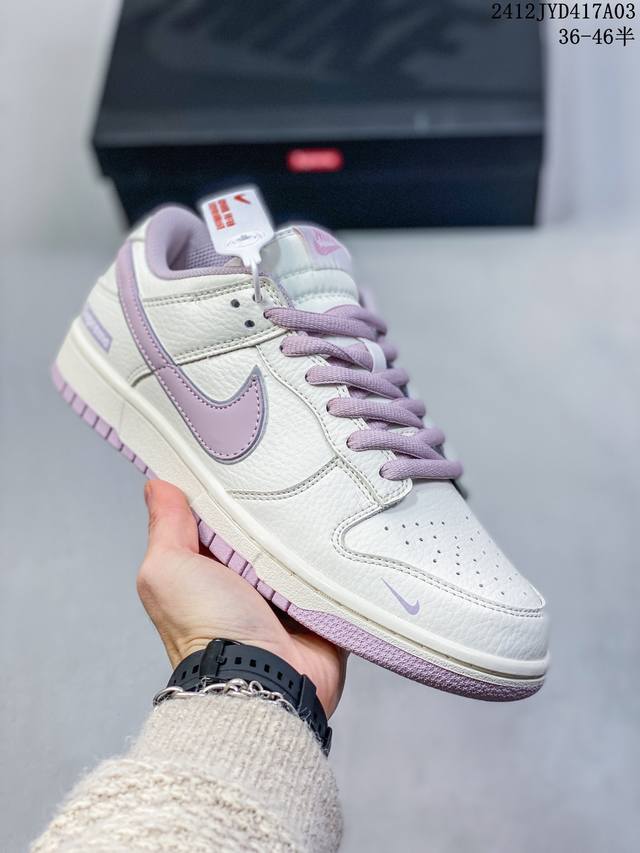 公司级带半码耐克nike Sb Zoom Dunk Low 板鞋 系列经典百搭休闲运动板鞋 鞋舌的填充，使舒适性大大提升，同时也更方便穿脱中底部分则加入了脚感柔