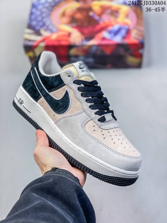 公司级带半码耐克nike Air Force 1‘07 空军一号低帮百搭休闲运动板鞋。柔软、弹性十足的缓震性能和出色的中底设计，横跨复古与现代的外型结合，造就出