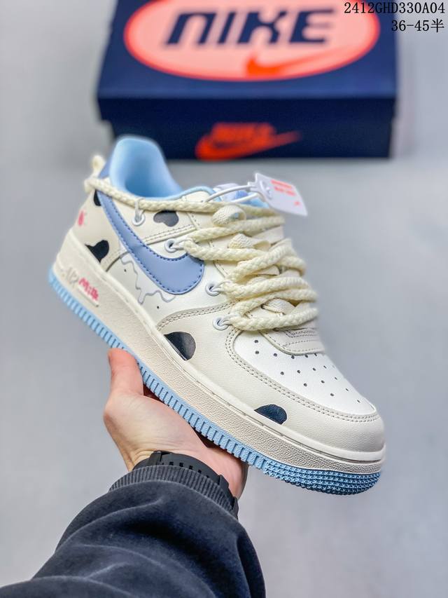 公司级带半码耐克nike Air Force 1‘07 空军一号低帮百搭休闲运动板鞋。柔软、弹性十足的缓震性能和出色的中底设计，横跨复古与现代的外型结合，造就出