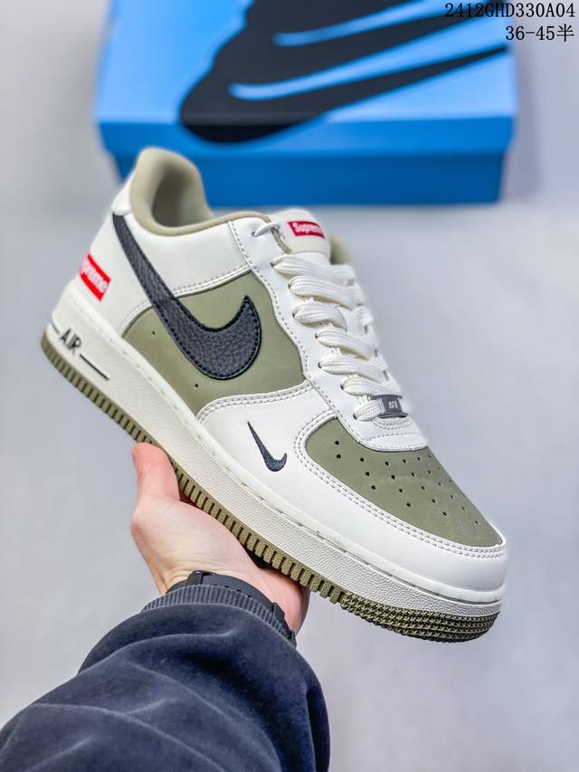 公司级带半码耐克nike Air Force 1‘07 空军一号低帮百搭休闲运动板鞋。柔软、弹性十足的缓震性能和出色的中底设计，横跨复古与现代的外型结合，造就出