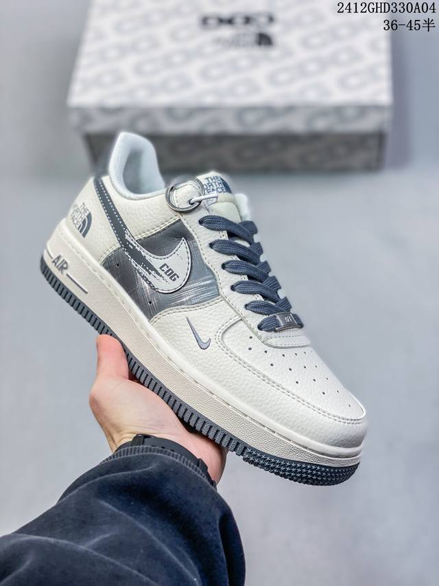 公司级带半码耐克nike Air Force 1‘07 空军一号低帮百搭休闲运动板鞋。柔软、弹性十足的缓震性能和出色的中底设计，横跨复古与现代的外型结合，造就出