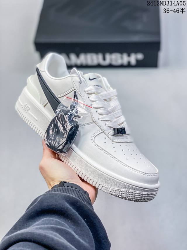 公司级ambush X Nk Air Force 1‘07 Low ”Phantom“ 联名款 空军一号低帮休闲板鞋 #鞋款鞋身以及内衬均采用了纯色皮革打造，标