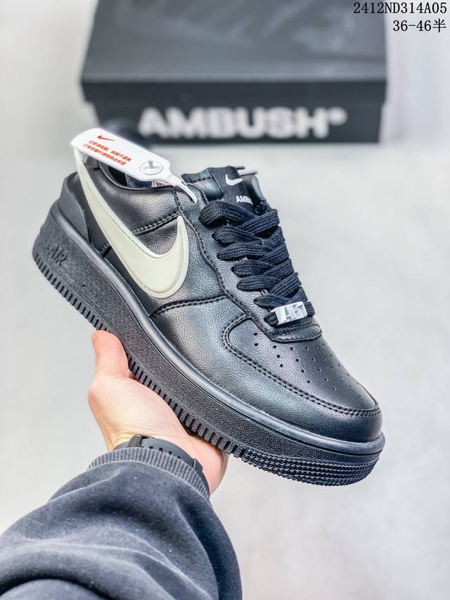 公司级ambush X Nk Air Force 1‘07 Low ”Phantom“ 联名款 空军一号低帮休闲板鞋 #鞋款鞋身以及内衬均采用了纯色皮革打造，标