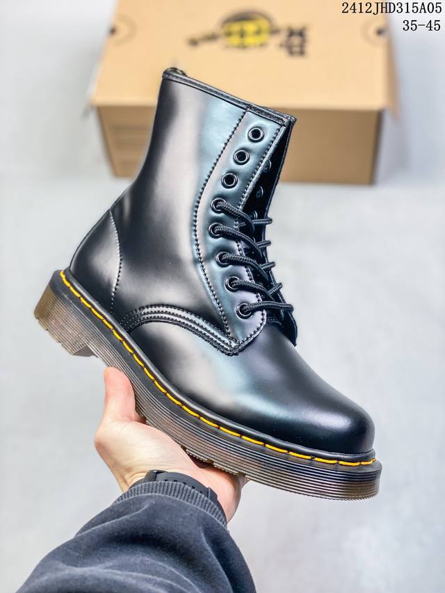 Dr.Martens 马汀博士 采用硬质开边珠牛剖革鞋面材质，厚实耐磨pvc透明水晶橡胶大底 跟高5.5Cm,有明显外增高效果 ，空补胶“零胶”工艺，真实大底拉