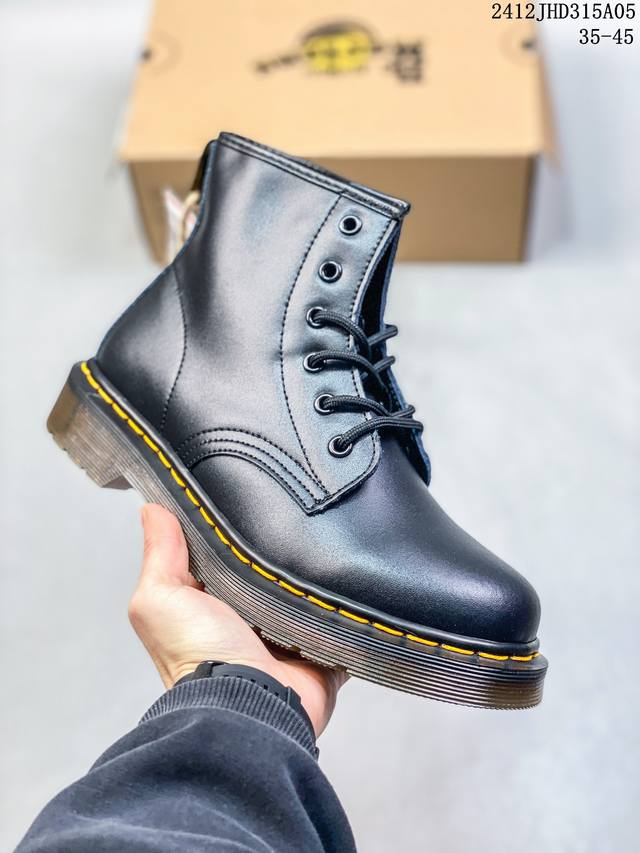 Dr.Martens 马汀博士 采用硬质开边珠牛剖革鞋面材质，厚实耐磨pvc透明水晶橡胶大底 跟高5.5Cm,有明显外增高效果 ，空补胶“零胶”工艺，真实大底拉