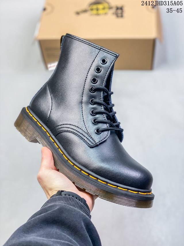 Dr.Martens 马汀博士 采用硬质开边珠牛剖革鞋面材质，厚实耐磨pvc透明水晶橡胶大底 跟高5.5Cm,有明显外增高效果 ，空补胶“零胶”工艺，真实大底拉