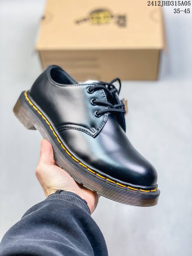 Dr.Martens 马汀博士 采用硬质开边珠牛剖革鞋面材质，厚实耐磨pvc透明水晶橡胶大底 跟高5.5Cm,有明显外增高效果 ，空补胶“零胶”工艺，真实大底拉