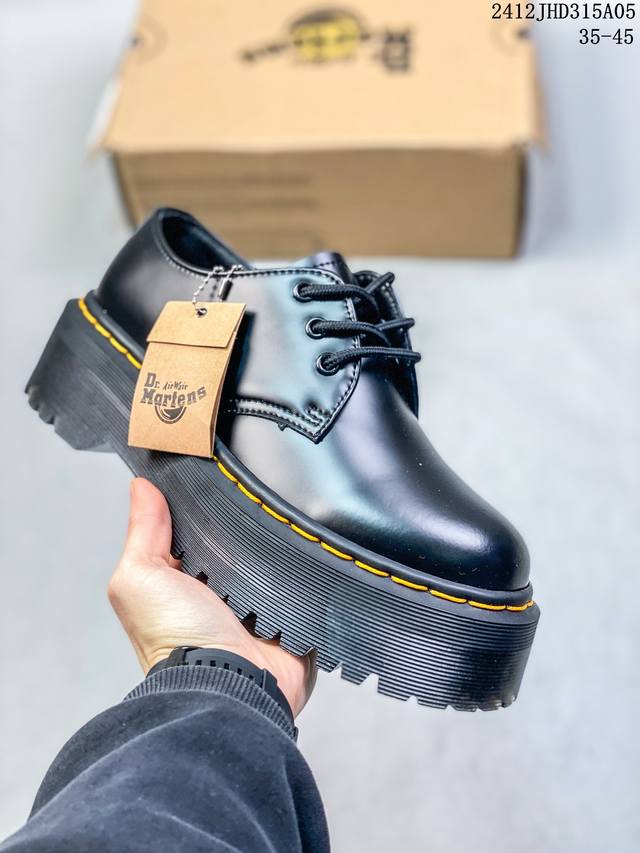 Dr.Martens 马汀博士 采用硬质开边珠牛剖革鞋面材质，厚实耐磨pvc透明水晶橡胶大底 跟高5.5Cm,有明显外增高效果 ，空补胶“零胶”工艺，真实大底拉