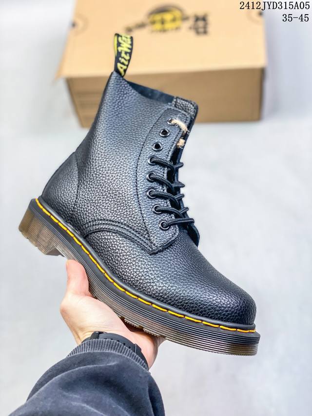 Dr.Martens 马汀博士 原厂数据纸版开发版型，采用粒面二层皮革鞋面，鞋底不用胶水鞋底鞋面缝合牢固不开胶，原厂pvc高密度牛筋大底 牢固抓地，防滑耐磨跟高