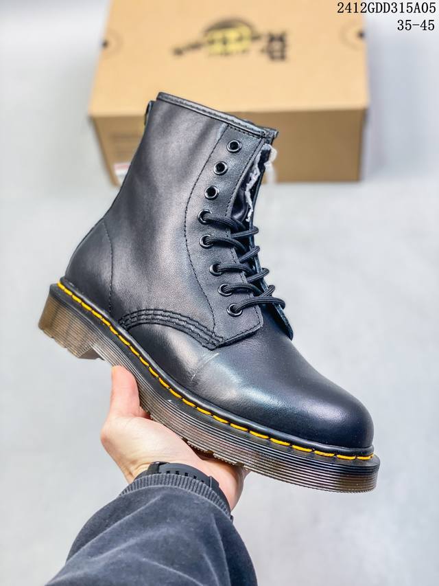 Dr.Martens 马汀博士 原厂数据纸版开发版型，采用粒面二层皮革鞋面，鞋底不用胶水鞋底鞋面缝合牢固不开胶，原厂pvc高密度牛筋大底 牢固抓地，防滑耐磨跟高