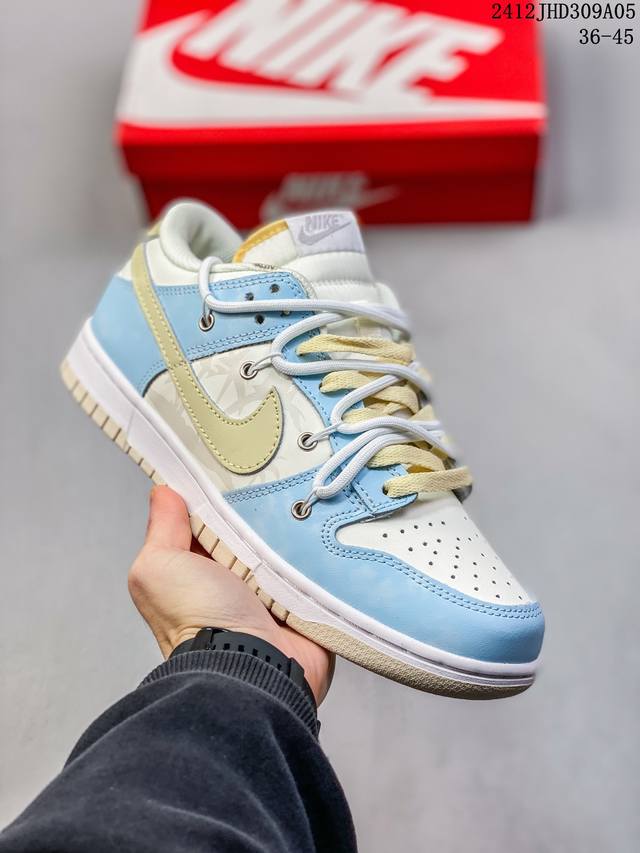 公司级！Futura X Nike Dunk Low Sb联名 解构绑带滑板鞋 这双鞋带系统延续了今年的代表性风格，搭配亮粉色鞋带，保持了 Dunk Sb Lo