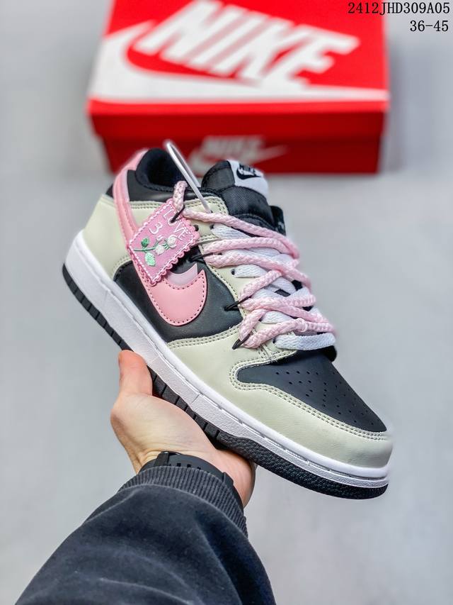 公司级！Futura X Nike Dunk Low Sb联名 解构绑带滑板鞋 这双鞋带系统延续了今年的代表性风格，搭配亮粉色鞋带，保持了 Dunk Sb Lo