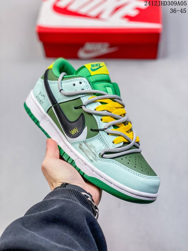 公司级！Futura X Nike Dunk Low Sb联名 解构绑带滑板鞋 这双鞋带系统延续了今年的代表性风格，搭配亮粉色鞋带，保持了 Dunk Sb Lo