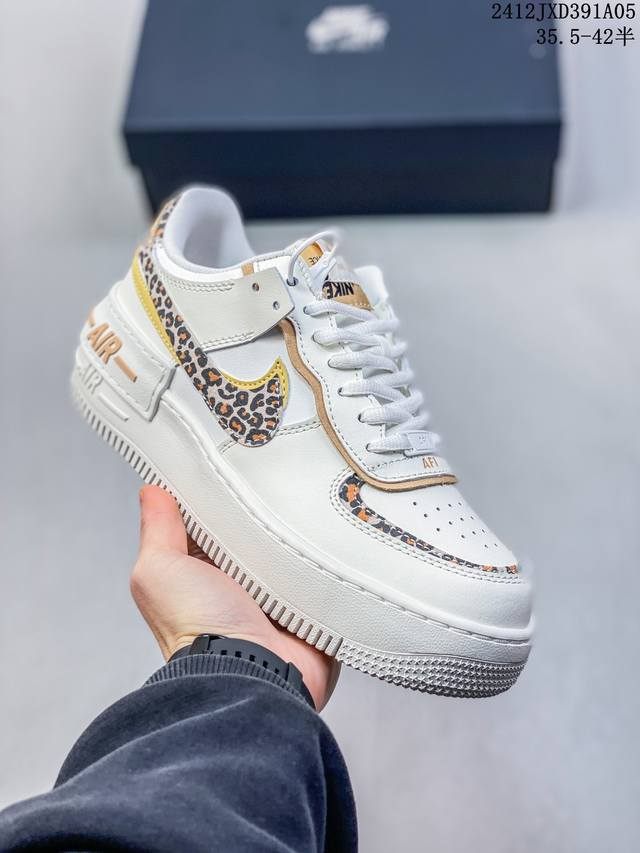 Nike 耐克低帮板鞋 空军一号 Af1马卡龙 Af1厚底增高百搭运动板鞋 Nike Air Force 1 “Shadow” 造型设计上与 Sacai X N