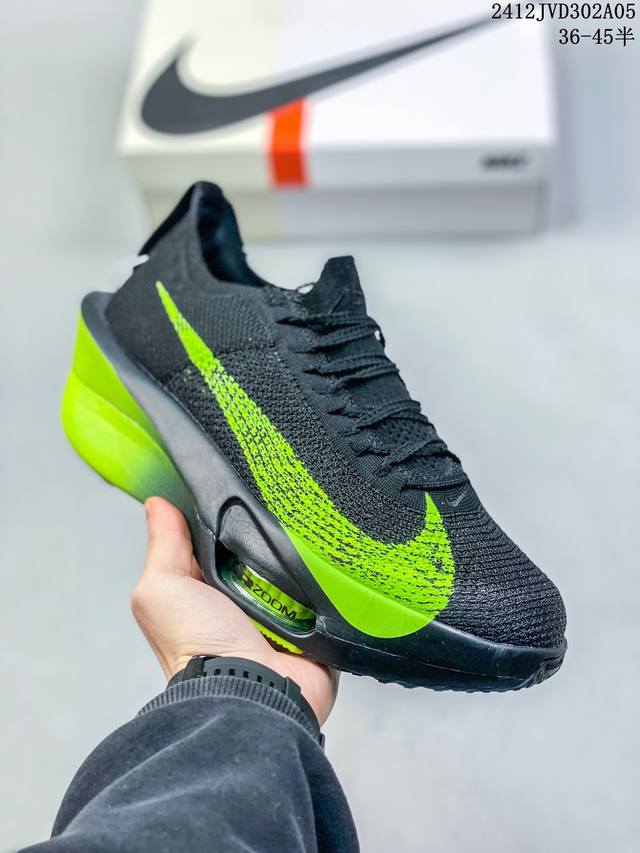 公司级新品发布 Nike Air Zoom Alphafly Next%整体采用前作的设计语言，并且对后者的细节进行升级，马拉松和长距离路跑的性能极限设计而生。