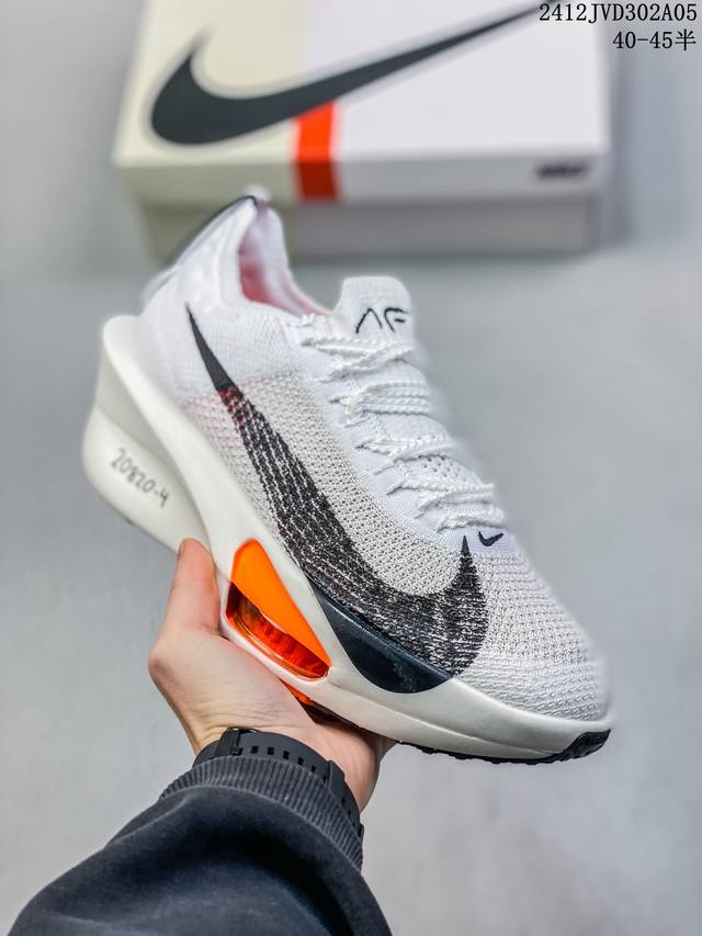 公司级新品发布 Nike Air Zoom Alphafly Next%整体采用前作的设计语言，并且对后者的细节进行升级，马拉松和长距离路跑的性能极限设计而生。