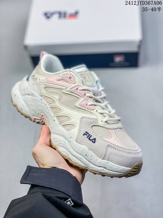 Fila Fusion斐乐潮牌防滑耐磨休闲百搭 低帮老爹鞋，大底采用山峦起伏的设计概念，鞋底上棱形的结构意为雪山上晶莹剔透的水晶。外观设计本季迭代主要在帮面用不