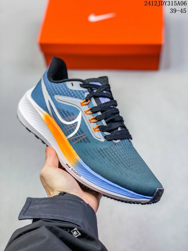 耐克nike Air Zoom Pegasus 39登月39 网面透气跑步鞋 兼顾迅疾外观和稳固脚感 后跟覆面和中足动态支撑巧妙融合 缔造稳定顺畅的迈步体验 采