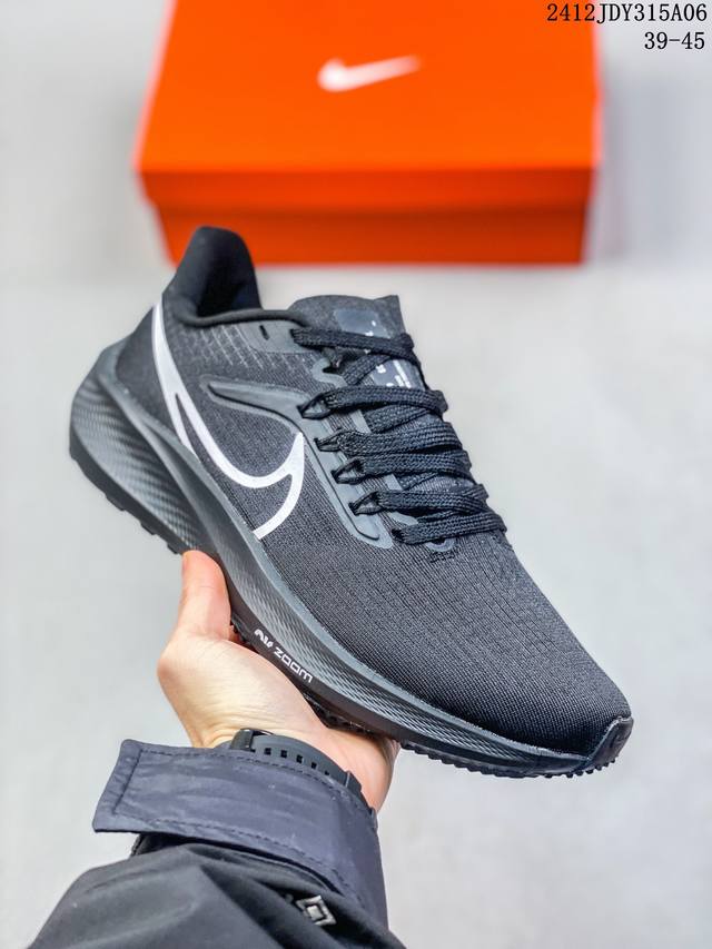 耐克nike Air Zoom Pegasus 39登月39 网面透气跑步鞋 兼顾迅疾外观和稳固脚感 后跟覆面和中足动态支撑巧妙融合 缔造稳定顺畅的迈步体验 采