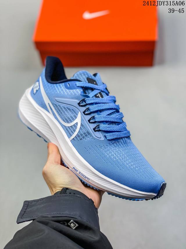 耐克nike Air Zoom Pegasus 39登月39 网面透气跑步鞋 兼顾迅疾外观和稳固脚感 后跟覆面和中足动态支撑巧妙融合 缔造稳定顺畅的迈步体验 采