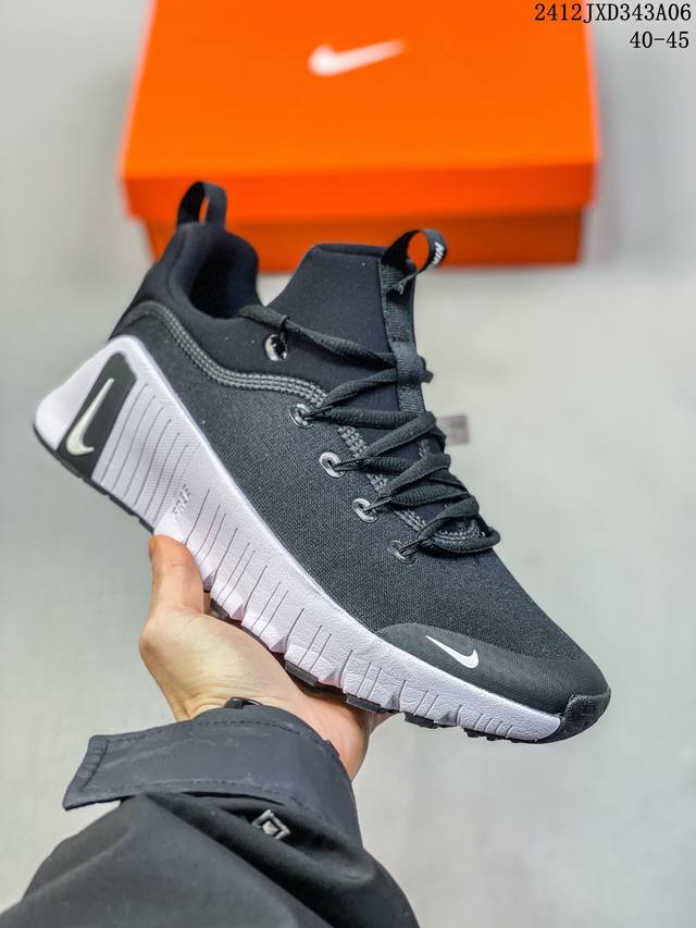 Nike 耐克 Nike Free Metcon 6 训练鞋，在训练中解锁无限可能。 该训练鞋加大前足柔韧灵活性，并以泡绵加固后跟， 有助于在跳跃训练和有氧课程