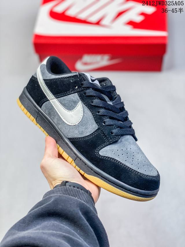 真标带半码耐克nike Sb Zoom Dunk Low 板鞋 系列经典百搭休闲运动板鞋 鞋舌的填充，使舒适性大大提升，同时也更方便穿脱中底部分则加入了脚感柔软