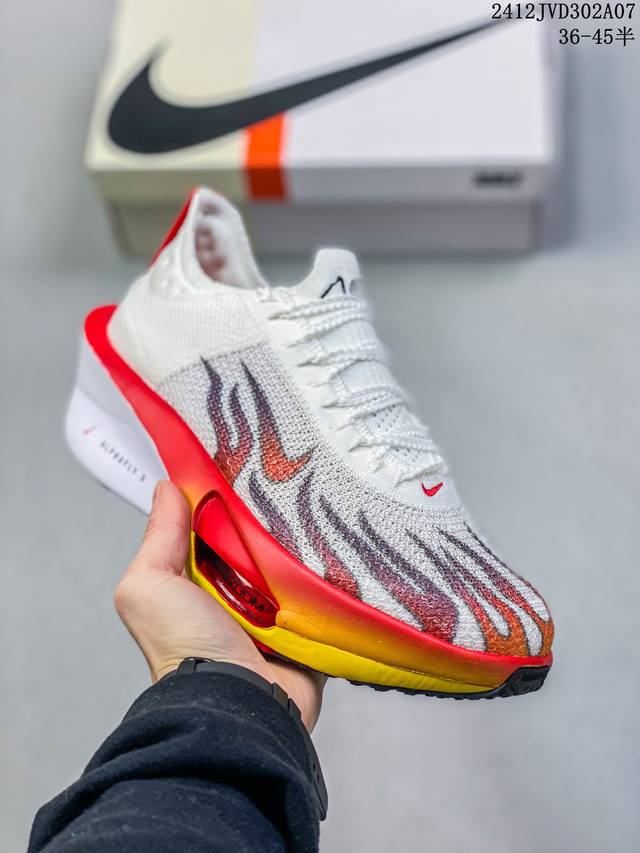 公司级新品发布 Nike Air Zoom Alphafly Next%整体采用前作的设计语言，并且对后者的细节进行升级，马拉松和长距离路跑的性能极限设计而生。