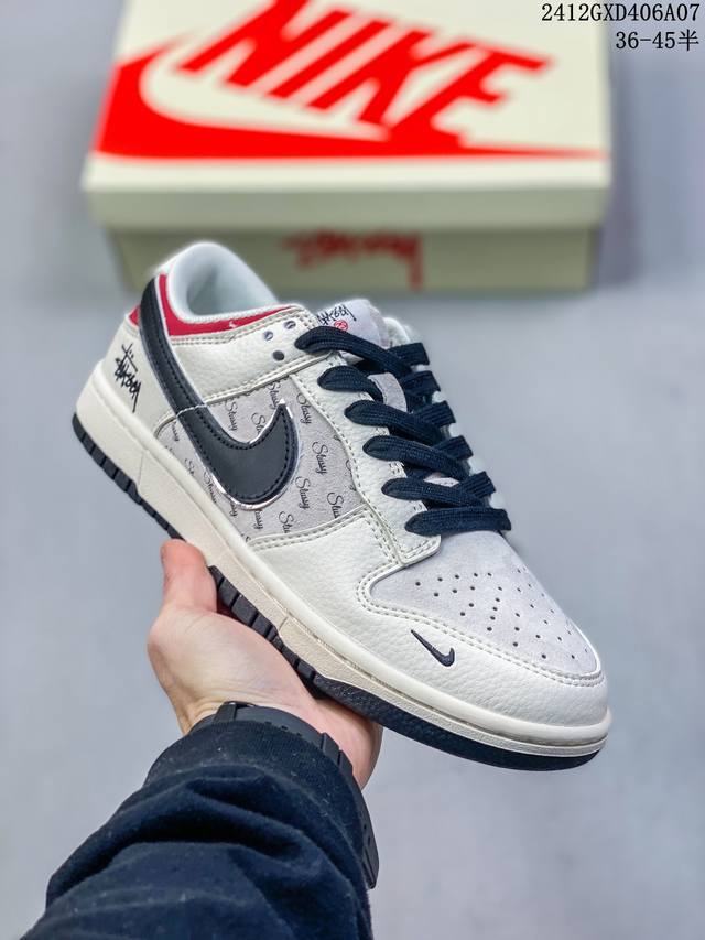 公司级带半码耐克nike Air Force 1‘07 空军一号低帮百搭休闲运动板鞋。柔软、弹性十足的缓震性能和出色的中底设计，横跨复古与现代的外型结合，造就出