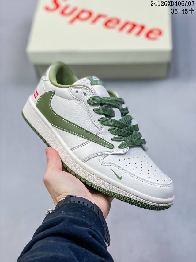 公司级带半码耐克nike Air Force 1‘07 空军一号低帮百搭休闲运动板鞋。柔软、弹性十足的缓震性能和出色的中底设计，横跨复古与现代的外型结合，造就出