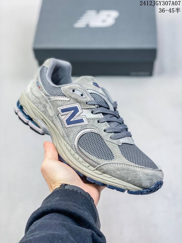 真标 新百伦 New Balance 2002R 跑鞋 男女运动鞋厚底老爹鞋。沿袭了面世之初的经典科技，以 Encap 中底配以升级版 N-Ergy 缓震物料。