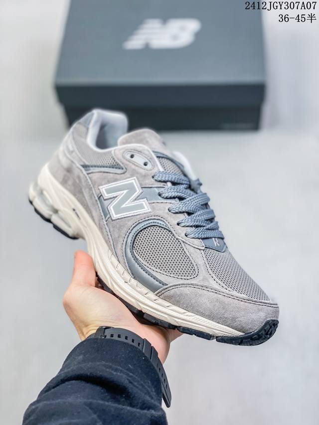 真标 新百伦 New Balance 2002R 跑鞋 男女运动鞋厚底老爹鞋。沿袭了面世之初的经典科技，以 Encap 中底配以升级版 N-Ergy 缓震物料。