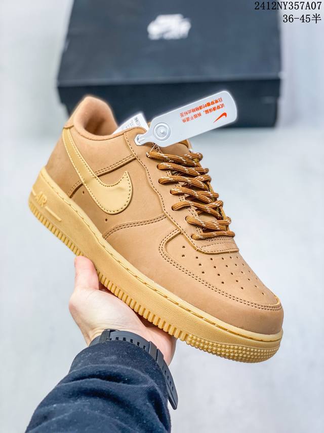 真标带半码耐克nike Air Force 1‘07 空军一号低帮百搭休闲运动板鞋。柔软、弹性十足的缓震性能和出色的中底设计，横跨复古与现代的外型结合，造就出风