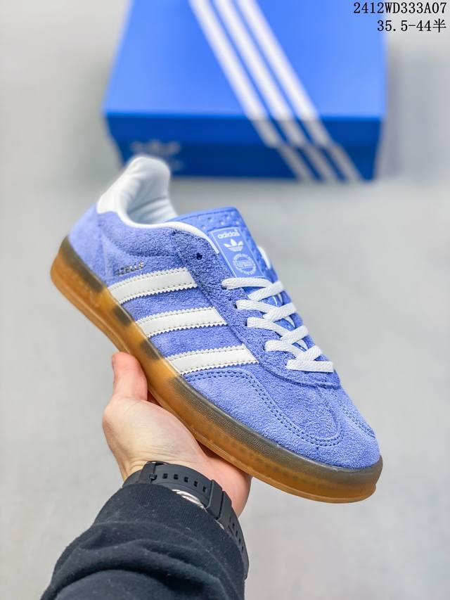 真标 阿迪达斯 Adidas 中性三叶草gazelle系列休闲鞋男女经典运动鞋 德训鞋。鞋身柔软皮革材质和简单百搭的特点，让 Gazelle 一直活跃在街头。T