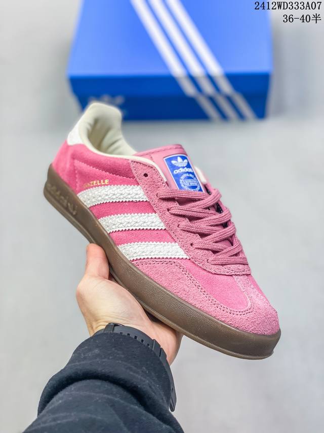 真标 阿迪达斯 Adidas 中性三叶草gazelle系列休闲鞋男女经典运动鞋 德训鞋。鞋身柔软皮革材质和简单百搭的特点，让 Gazelle 一直活跃在街头。T