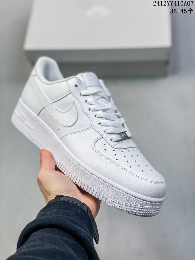 双十二福利套现 耐克nike Air Force 1‘07 空军一号低帮百搭休闲运动板鞋。柔软、弹性十足的缓震性能和出色的中底设计，横跨复古与现代的外型结合，造