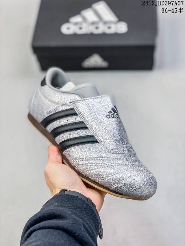 Adidas 阿迪达斯 男女鞋半码制，原楦原纸版开发，采用软质环保纤维革鞋面材质，中底嵌入eva切片缓震，外置耐磨橡胶鞋底片 底越薄，越时髦！Jennie穿搭代