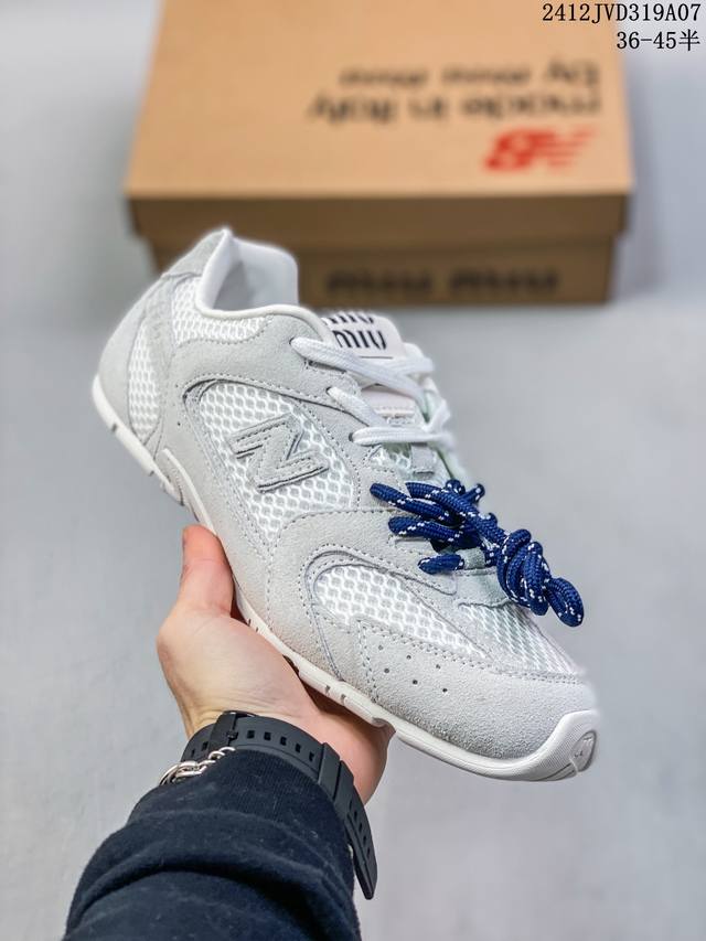 Miumiu X New Balance 530系列 意大利奢侈品牌 缪缪联名款低帮经典复古休闲运动慢跑鞋 鞋款采用解构和轻盈的设计，彷旧的布料包覆着 New