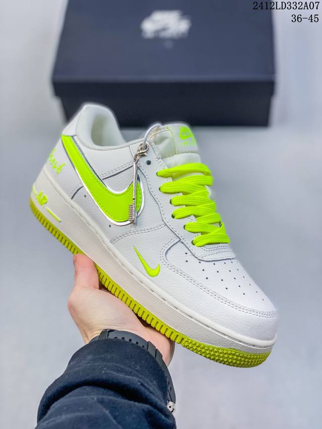 双十二福利套现 耐克nike Air Force 1‘07 空军一号低帮百搭休闲运动板鞋。柔软、弹性十足的缓震性能和出色的中底设计，横跨复古与现代的外型结合，造