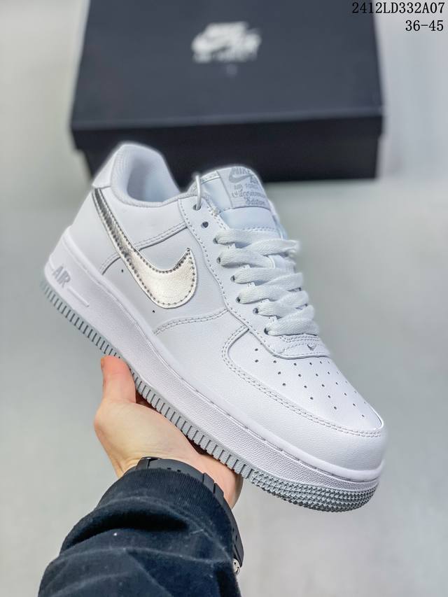 双十二福利套现 耐克nike Air Force 1‘07 空军一号低帮百搭休闲运动板鞋。柔软、弹性十足的缓震性能和出色的中底设计，横跨复古与现代的外型结合，造