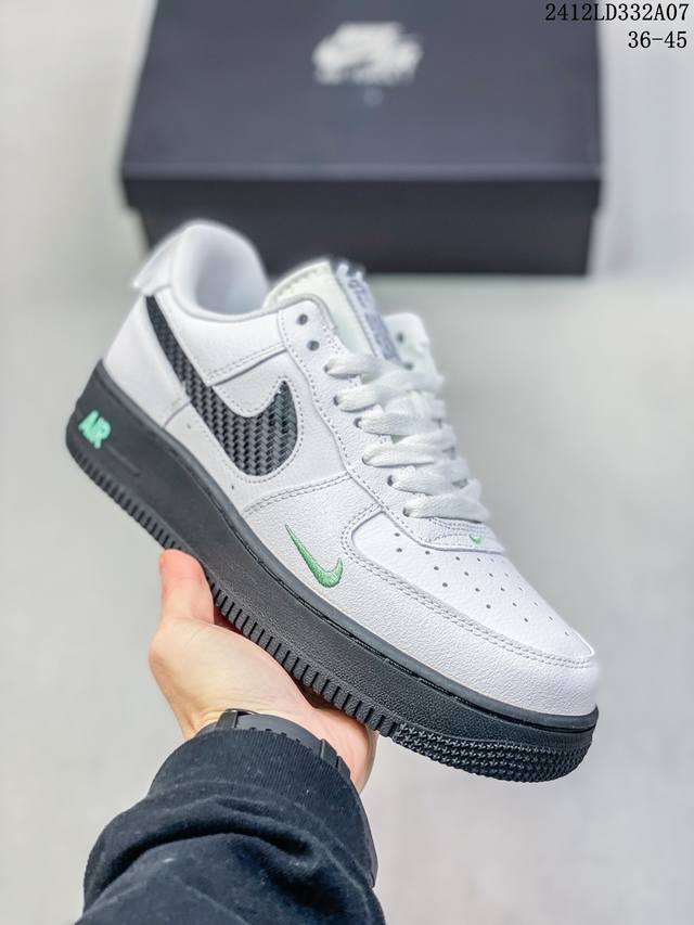 双十二福利套现 耐克nike Air Force 1‘07 空军一号低帮百搭休闲运动板鞋。柔软、弹性十足的缓震性能和出色的中底设计，横跨复古与现代的外型结合，造