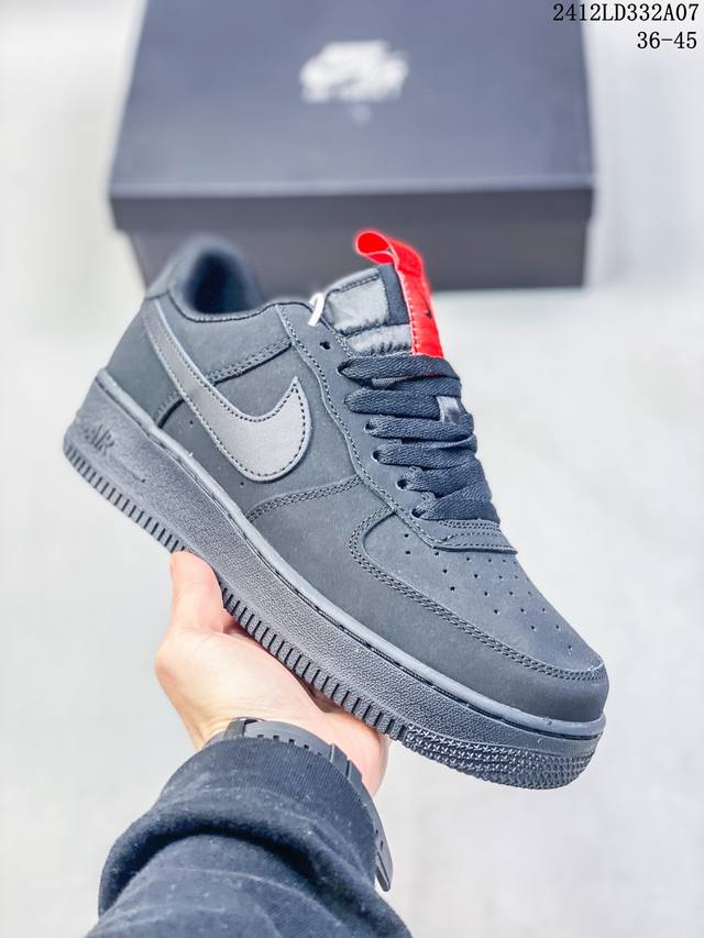 双十二福利套现 耐克nike Air Force 1‘07 空军一号低帮百搭休闲运动板鞋。柔软、弹性十足的缓震性能和出色的中底设计，横跨复古与现代的外型结合，造