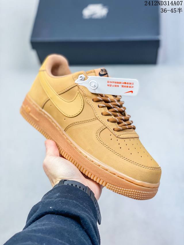 双十二福利套现 真标耐克nike Air Force 1‘07空军一号低帮百搭休闲运动板鞋。柔软、弹性十足的缓震性能和出色的中底设计，横跨复古与现代的外型结合，