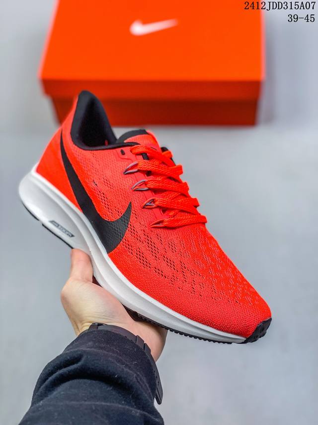 Nike 耐克 Air Zoom Pegasus 36 针织透气 登月36代兼顾迅疾外观和稳固脚感，后跟覆面和中足动态支撑巧妙融合，缔造稳定顺畅的迈步体验 12