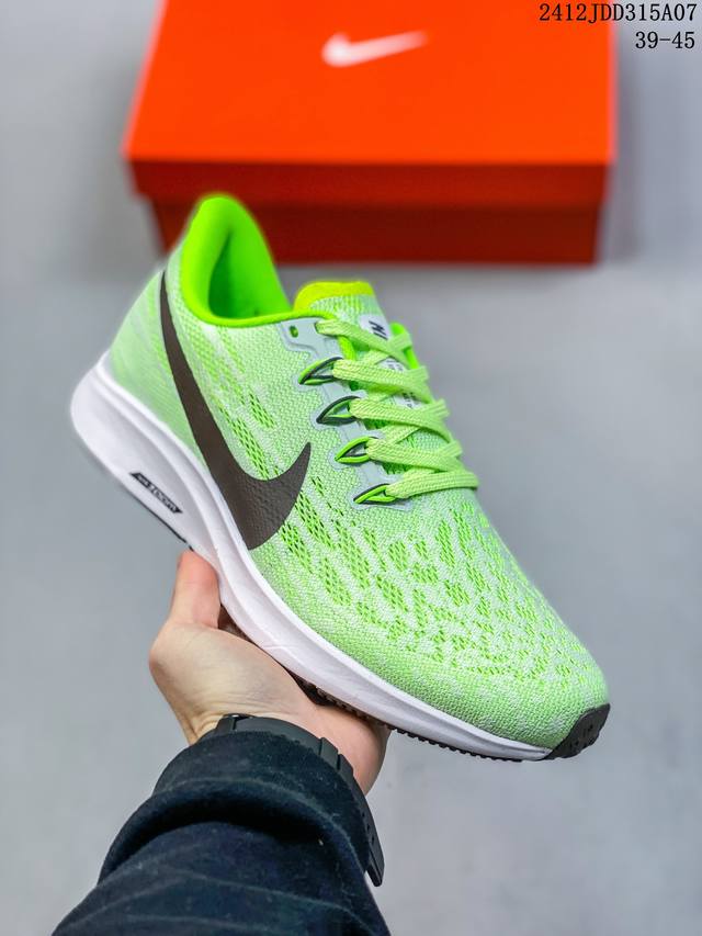 Nike 耐克 Air Zoom Pegasus 36 针织透气 登月36代兼顾迅疾外观和稳固脚感，后跟覆面和中足动态支撑巧妙融合，缔造稳定顺畅的迈步体验 12