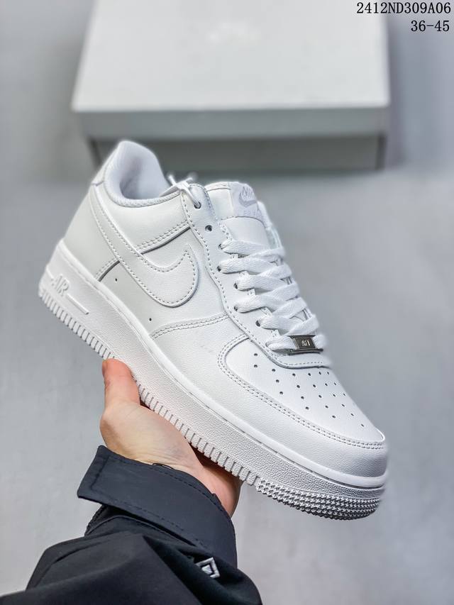 双十二福利套现 带半码耐克nike Air Force 1‘07 空军一号低帮百搭休闲运动板鞋。柔软、弹性十足的缓震性能和出色的中底设计，横跨复古与现代的外型结