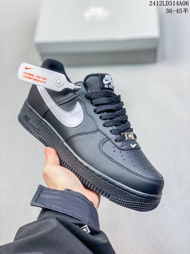 双十二福利套现 带半码耐克nike Air Force 1‘07 空军一号低帮百搭休闲运动板鞋。柔软、弹性十足的缓震性能和出色的中底设计，横跨复古与现代的外型结