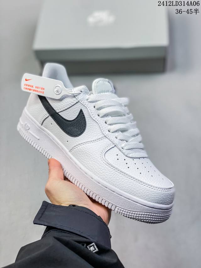 双十二福利套现 带半码耐克nike Air Force 1‘07 空军一号低帮百搭休闲运动板鞋。柔软、弹性十足的缓震性能和出色的中底设计，横跨复古与现代的外型结