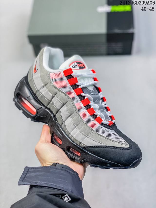 Nike 耐克 Air Max 95 潮流百搭 气垫缓震慢跑鞋 休闲防滑运动鞋！Nike耐克跑步鞋经典透气舒适运动鞋休闲鞋。为了迎接今年的世界地球日，Nike