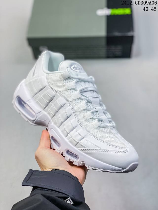 Nike 耐克 Air Max 95 潮流百搭 气垫缓震慢跑鞋 休闲防滑运动鞋！Nike耐克跑步鞋经典透气舒适运动鞋休闲鞋。为了迎接今年的世界地球日，Nike