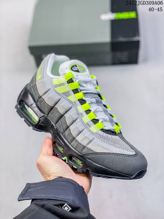 Nike 耐克 Air Max 95 潮流百搭 气垫缓震慢跑鞋 休闲防滑运动鞋！Nike耐克跑步鞋经典透气舒适运动鞋休闲鞋。为了迎接今年的世界地球日，Nike